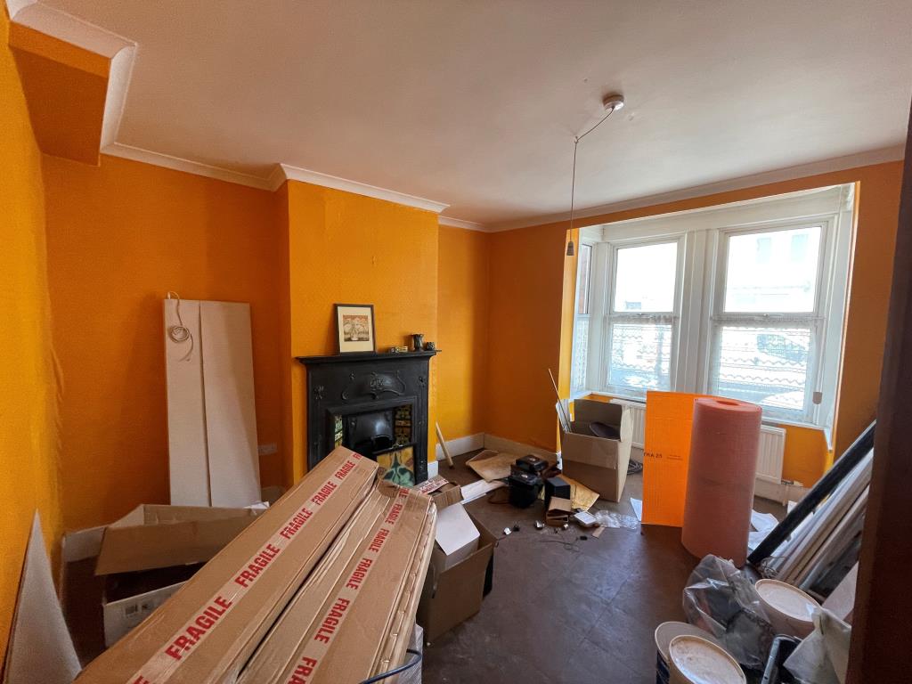 Lot: 2 - HOUSE FOR REPAIR AND REFURBISHMENT - Living room with bay window